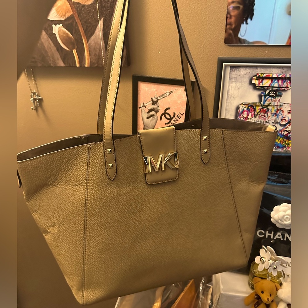 DEAL ALERT ‼️‼️ Pre-loved Michael Kors Karlie Tote (Large) - Picture 14 of 16